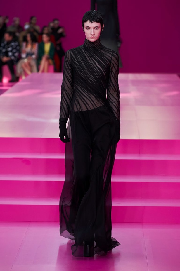 مجموعة Valentino لخريف وشتاء 2022 لون جديد وتقنيات مبهرة