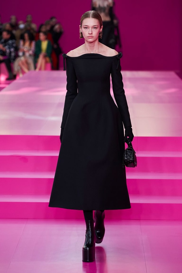 مجموعة Valentino لخريف وشتاء 2022 لون جديد وتقنيات مبهرة