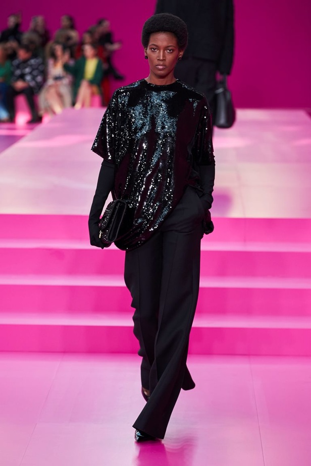 مجموعة Valentino لخريف وشتاء 2022 لون جديد وتقنيات مبهرة