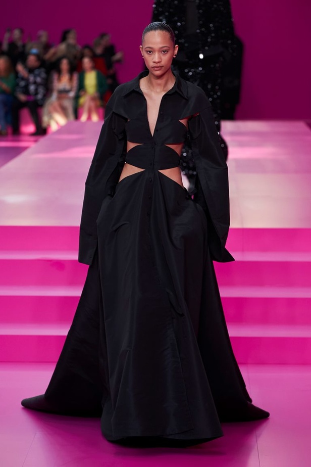 مجموعة Valentino لخريف وشتاء 2022 لون جديد وتقنيات مبهرة