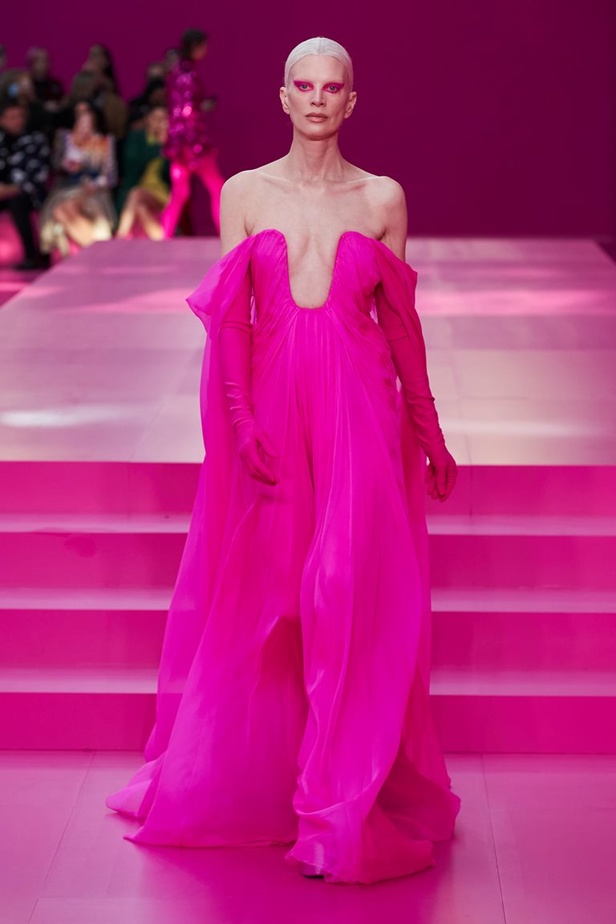 مجموعة Valentino لخريف وشتاء 2022 لون جديد وتقنيات مبهرة