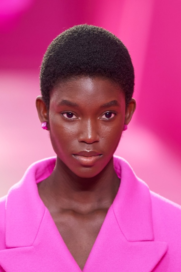 اطلالات جمالية من مجموعة Valentino لخريف وشتاء 2022