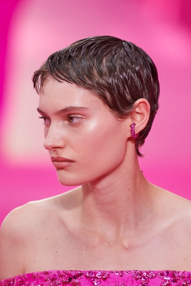 اطلالات جمالية من مجموعة Valentino لخريف وشتاء 2022