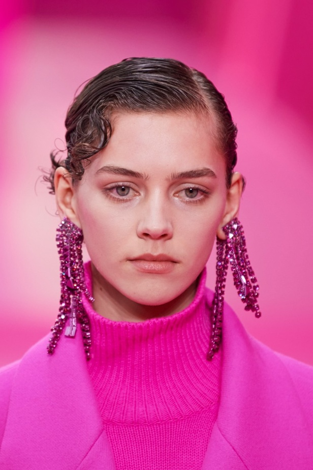 اطلالات جمالية من مجموعة Valentino لخريف وشتاء 2022