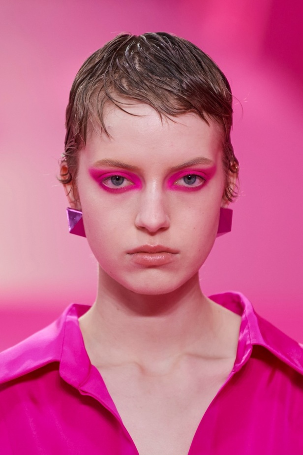 اطلالات جمالية من مجموعة Valentino لخريف وشتاء 2022