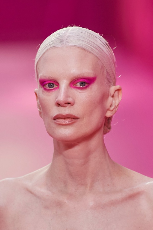 اطلالات جمالية من مجموعة Valentino لخريف وشتاء 2022