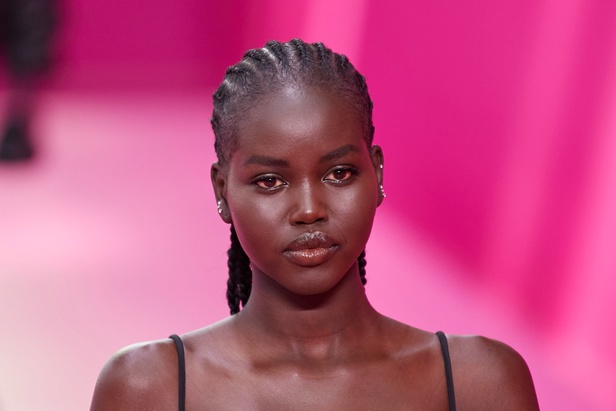 اطلالات جمالية من مجموعة Valentino لخريف وشتاء 2022