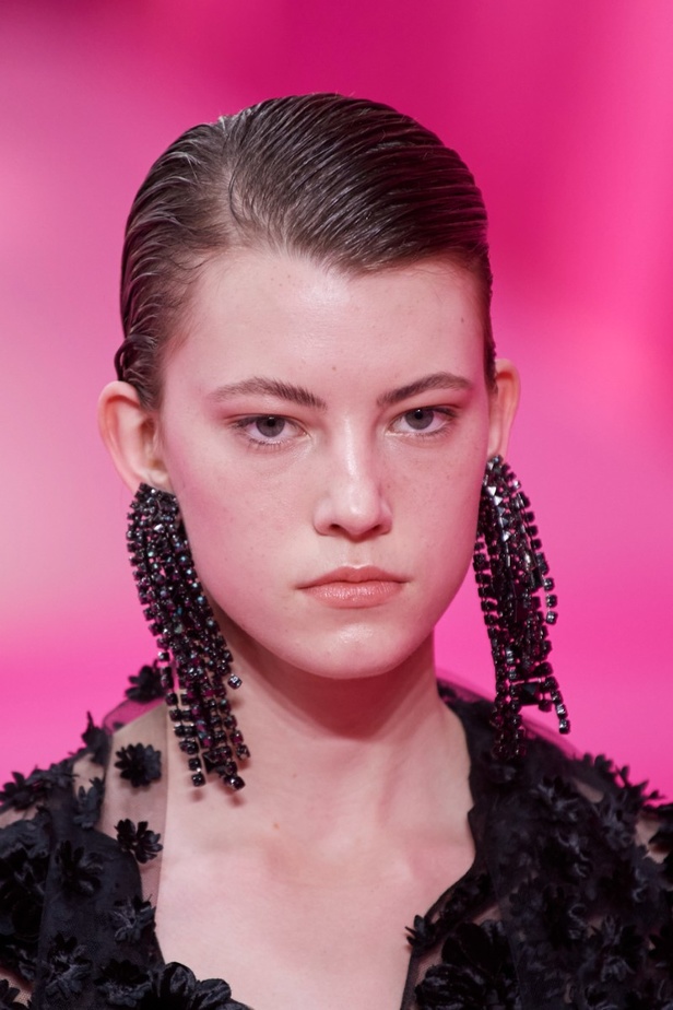 اطلالات جمالية من مجموعة Valentino لخريف وشتاء 2022