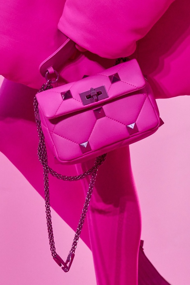 مجموعة Valentino لخريف وشتاء 2022 لون جديد وتقنيات مبهرة