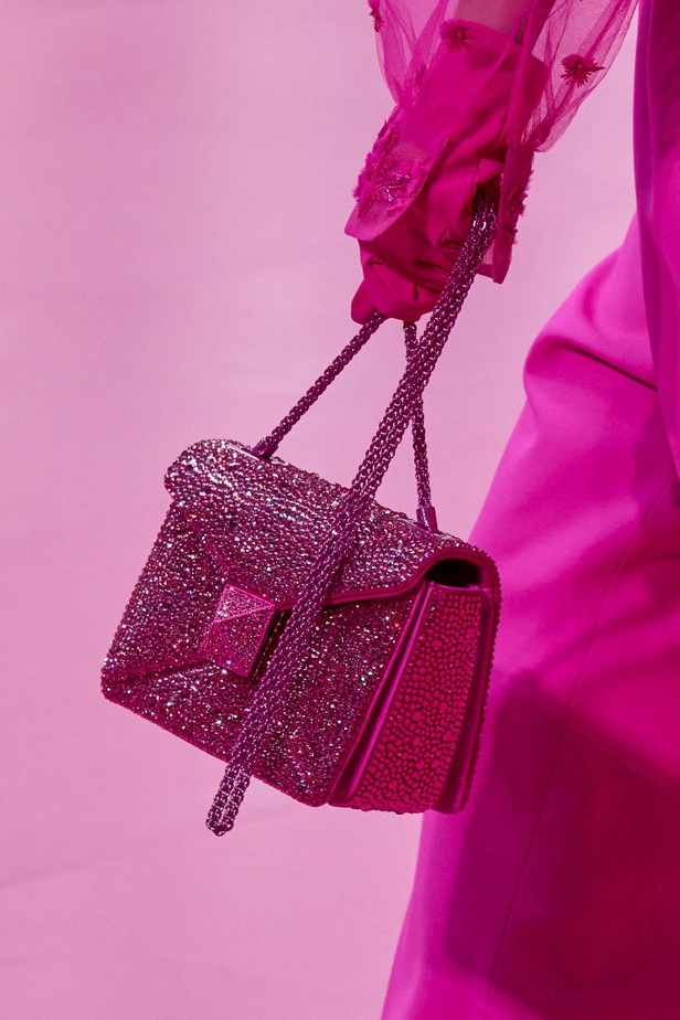 مجموعة Valentino لخريف وشتاء 2022 لون جديد وتقنيات مبهرة