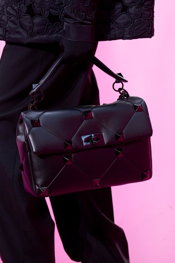 مجموعة Valentino لخريف وشتاء 2022 لون جديد وتقنيات مبهرة