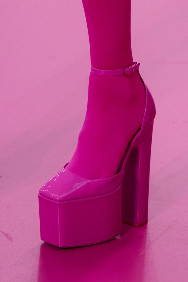 مجموعة Valentino لخريف وشتاء 2022 لون جديد وتقنيات مبهرة