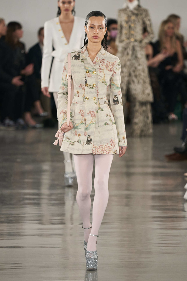 عرض أزياء مجموعة Giambattista Valli لموسم خريف وشتاء 2022 في باريس