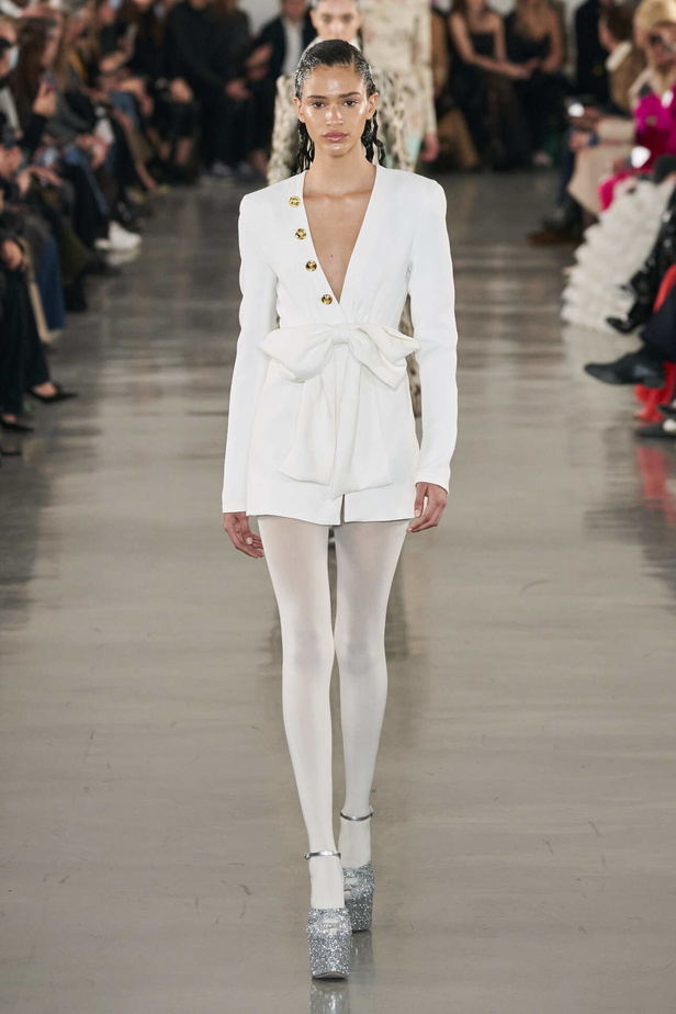 عرض أزياء مجموعة Giambattista Valli لموسم خريف وشتاء 2022 في باريس