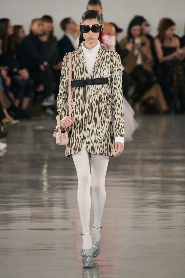 عرض أزياء مجموعة Giambattista Valli لموسم خريف وشتاء 2022 في باريس