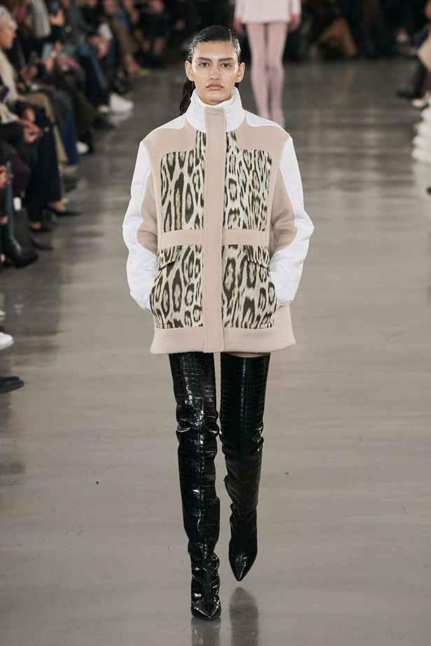 عرض أزياء مجموعة Giambattista Valli لموسم خريف وشتاء 2022 في باريس