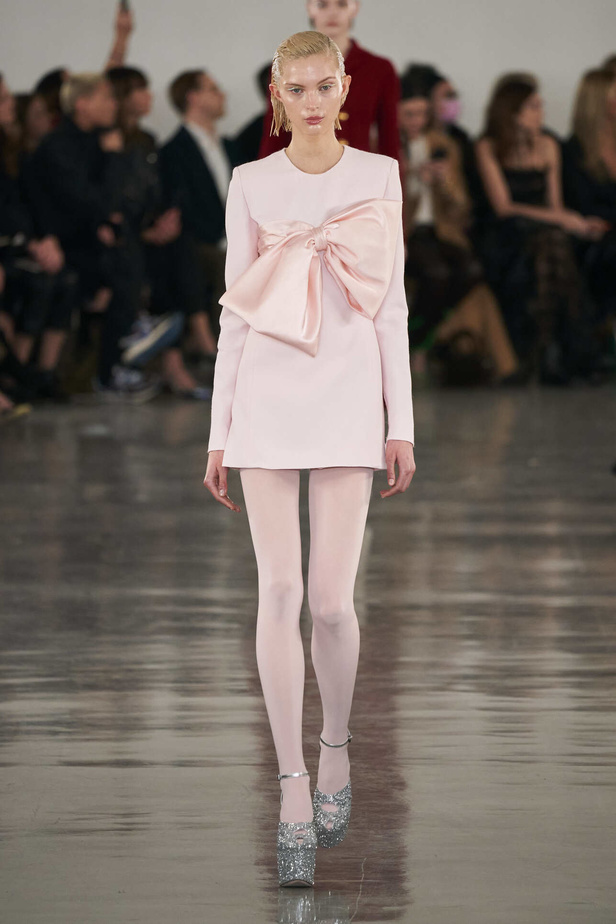 عرض أزياء مجموعة Giambattista Valli لموسم خريف وشتاء 2022 في باريس