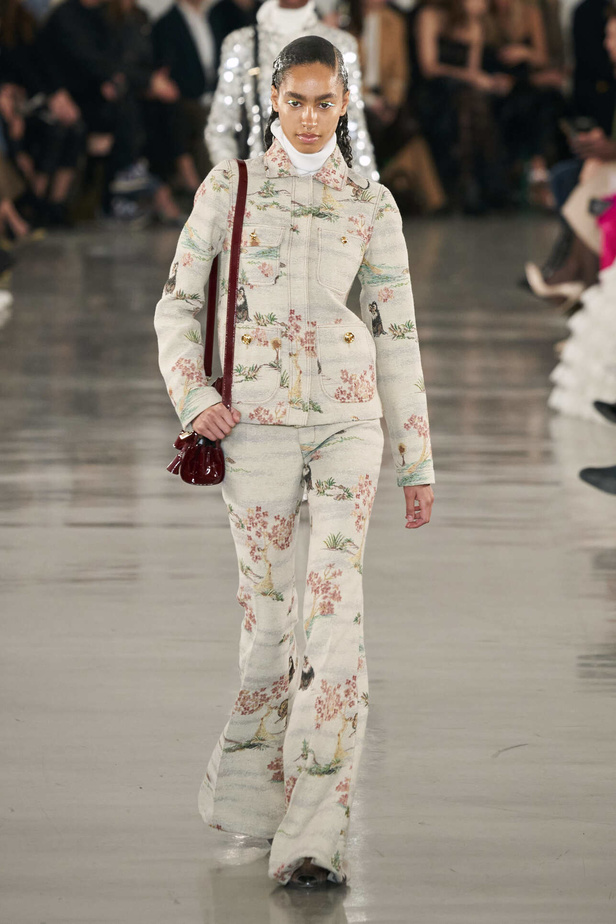 عرض أزياء مجموعة Giambattista Valli لموسم خريف وشتاء 2022 في باريس