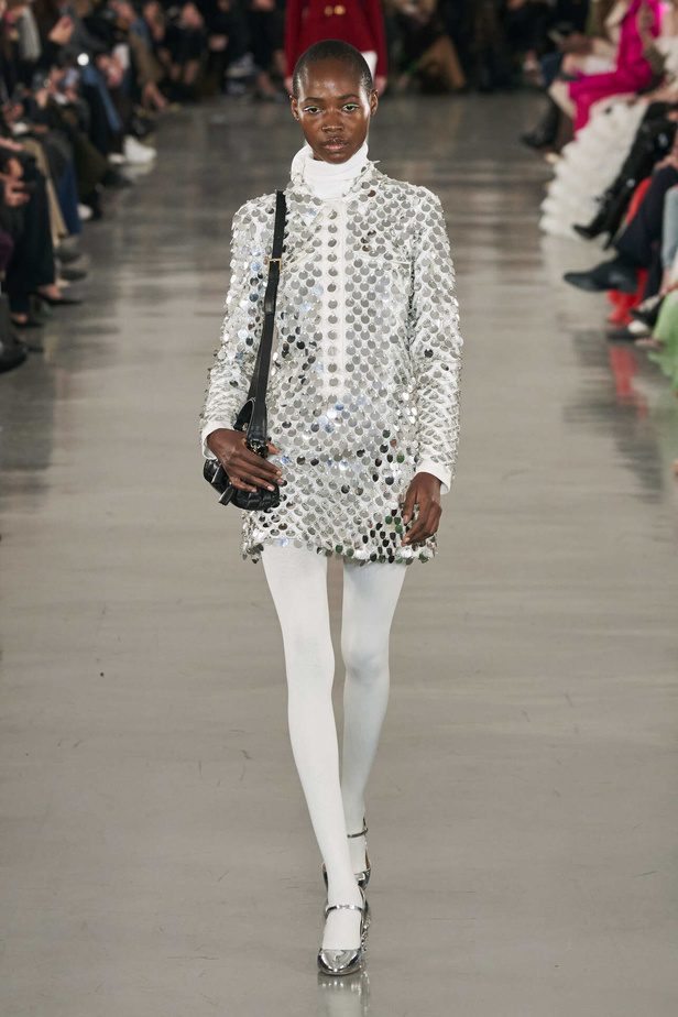 عرض أزياء مجموعة Giambattista Valli لموسم خريف وشتاء 2022 في باريس