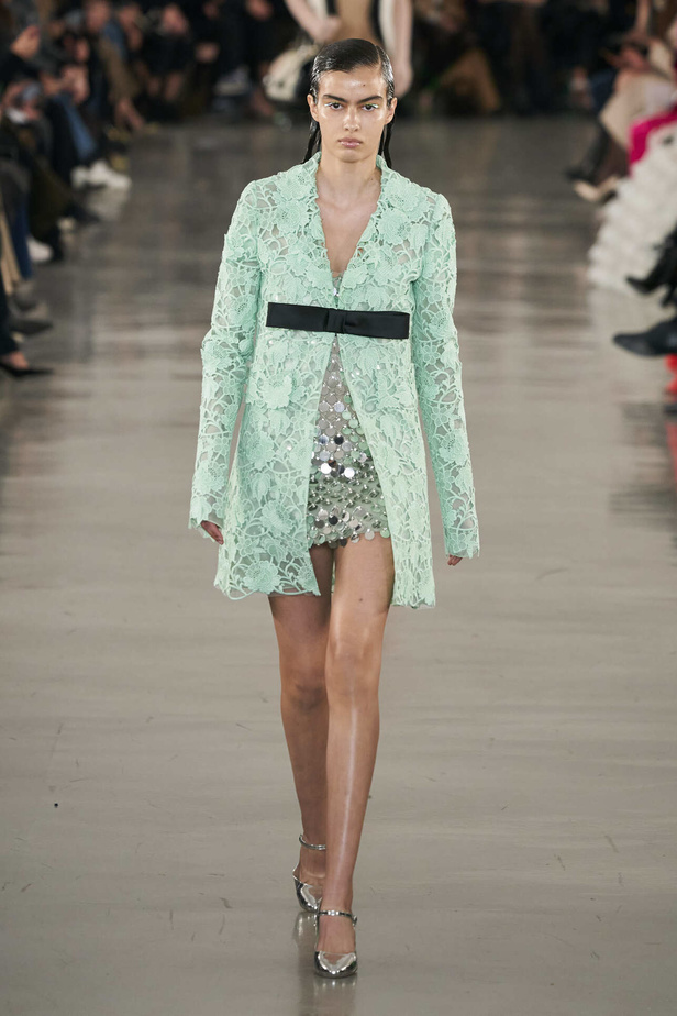 عرض أزياء مجموعة Giambattista Valli لموسم خريف وشتاء 2022 في باريس