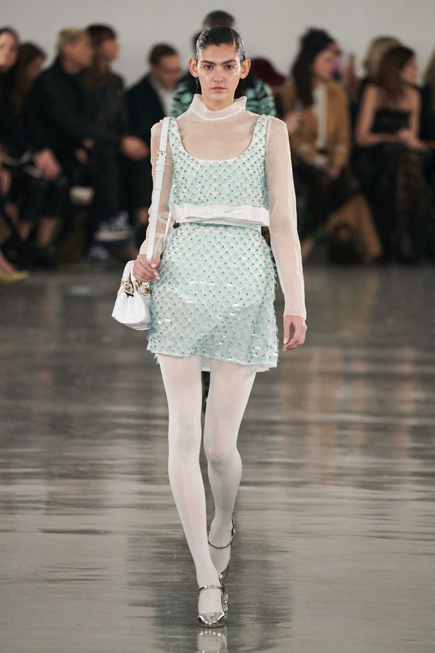 عرض أزياء مجموعة Giambattista Valli لموسم خريف وشتاء 2022 في باريس