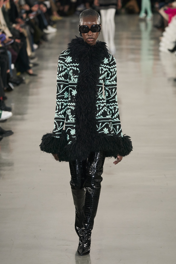 عرض أزياء مجموعة Giambattista Valli لموسم خريف وشتاء 2022 في باريس