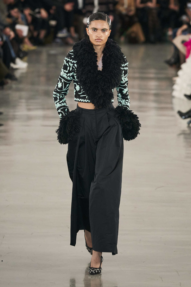 عرض أزياء مجموعة Giambattista Valli لموسم خريف وشتاء 2022 في باريس