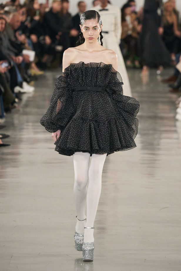 عرض أزياء مجموعة Giambattista Valli لموسم خريف وشتاء 2022 في باريس