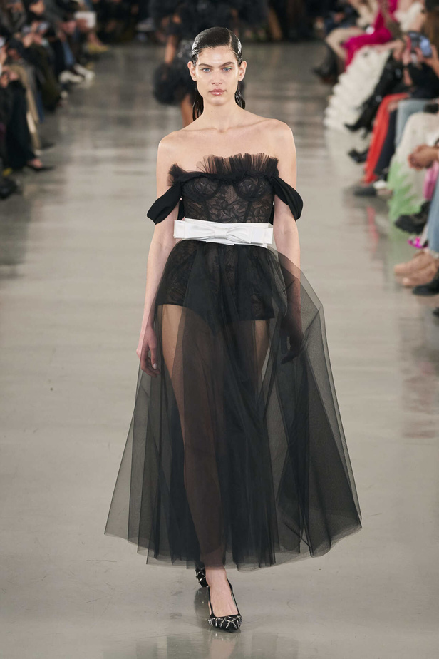 عرض أزياء مجموعة Giambattista Valli لموسم خريف وشتاء 2022 في باريس