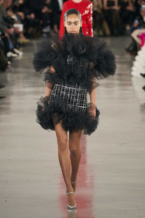عرض أزياء مجموعة Giambattista Valli لموسم خريف وشتاء 2022 في باريس