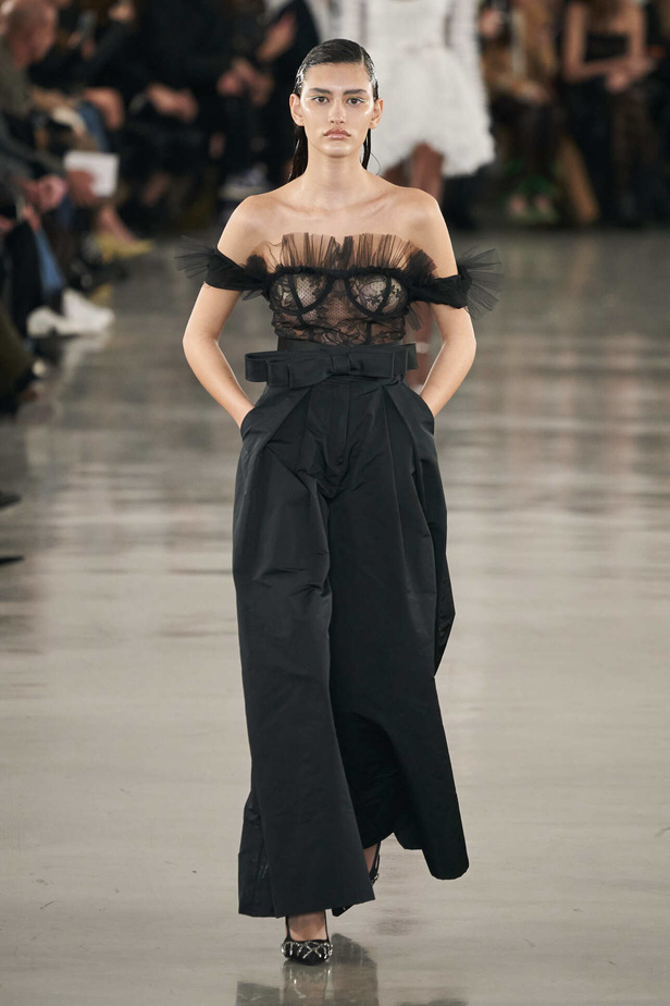 عرض أزياء مجموعة Giambattista Valli لموسم خريف وشتاء 2022 في باريس
