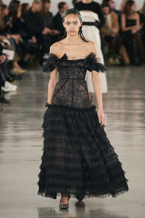 عرض أزياء مجموعة Giambattista Valli لموسم خريف وشتاء 2022 في باريس