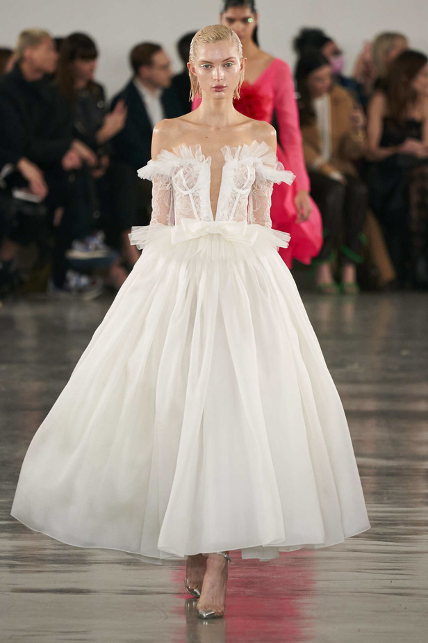 عرض أزياء مجموعة Giambattista Valli لموسم خريف وشتاء 2022 في باريس