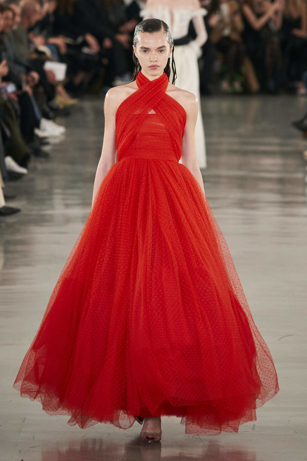 عرض أزياء مجموعة Giambattista Valli لموسم خريف وشتاء 2022 في باريس