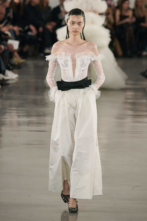 عرض أزياء مجموعة Giambattista Valli لموسم خريف وشتاء 2022 في باريس