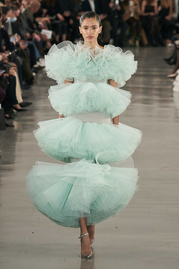 عرض أزياء مجموعة Giambattista Valli لموسم خريف وشتاء 2022 في باريس