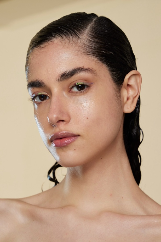 اطلالات جمالية من عرض أزياء مجموعة Giambattista Valli لموسم خريف وشتاء 2022 في باريس