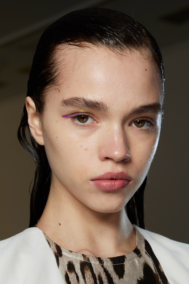 اطلالات جمالية من عرض أزياء مجموعة Giambattista Valli لموسم خريف وشتاء 2022 في باريس