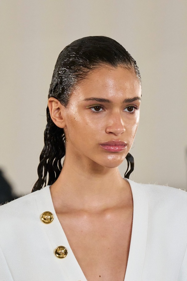 اطلالات جمالية من عرض أزياء مجموعة Giambattista Valli لموسم خريف وشتاء 2022 في باريس