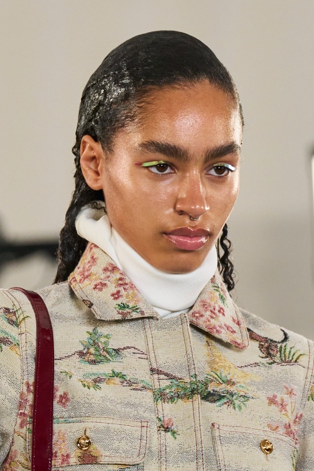 اطلالات جمالية من عرض أزياء مجموعة Giambattista Valli لموسم خريف وشتاء 2022 في باريس