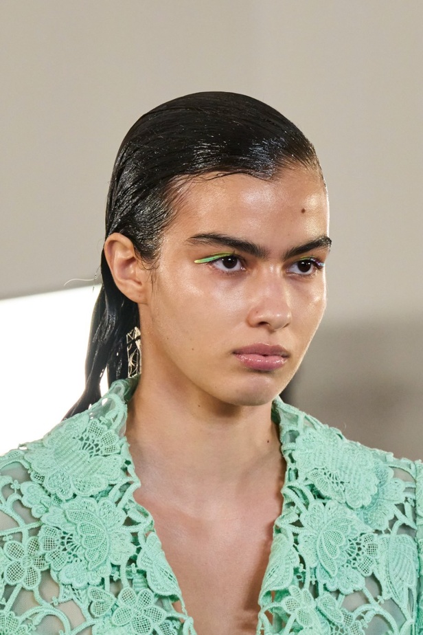 اطلالات جمالية من عرض أزياء مجموعة Giambattista Valli لموسم خريف وشتاء 2022 في باريس