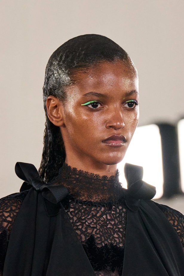 اطلالات جمالية من عرض أزياء مجموعة Giambattista Valli لموسم خريف وشتاء 2022 في باريس