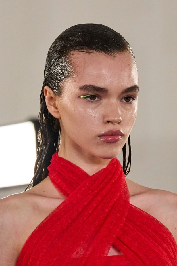 اطلالات جمالية من عرض أزياء مجموعة Giambattista Valli لموسم خريف وشتاء 2022 في باريس