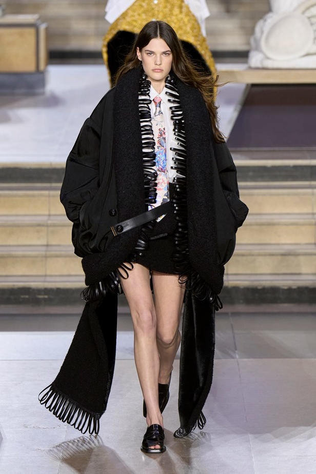 مجموعة Louis Vuitton لخريف وشتاء 2022-2023 صورة الموضة من خلال عيون مراهقة