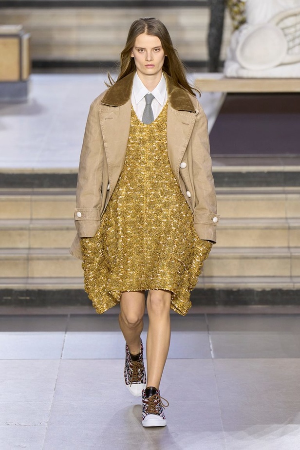 مجموعة Louis Vuitton لخريف وشتاء 2022-2023 صورة الموضة من خلال عيون مراهقة