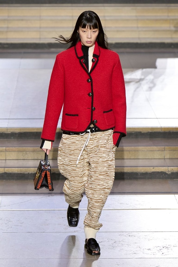 مجموعة Louis Vuitton لخريف وشتاء 2022-2023 صورة الموضة من خلال عيون مراهقة