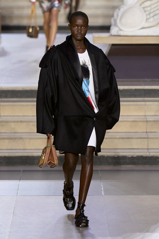 مجموعة Louis Vuitton لخريف وشتاء 2022-2023 صورة الموضة من خلال عيون مراهقة