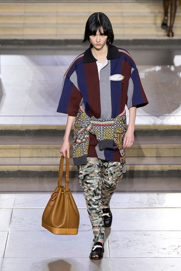 مجموعة Louis Vuitton لخريف وشتاء 2022-2023 صورة الموضة من خلال عيون مراهقة