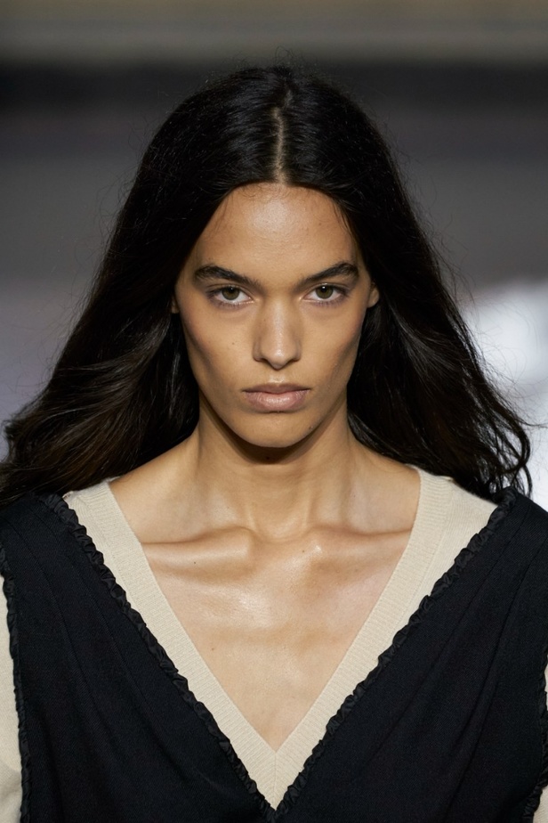 اطلالات جمالية من مجموعة Louis Vuitton لخريف وشتاء 2022-2023