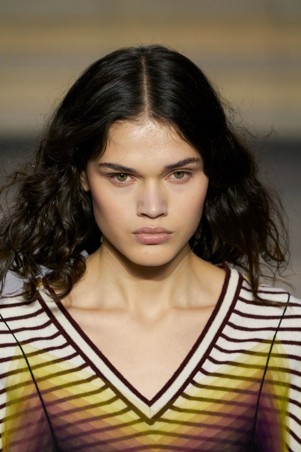 اطلالات جمالية من مجموعة Louis Vuitton لخريف وشتاء 2022-2023